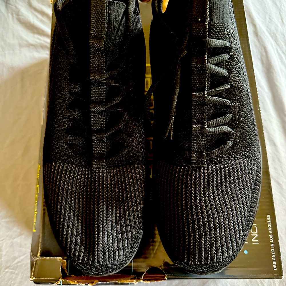 Men’s Skechers walking or golfing shoes. Easy slide on shoes for easy comfort.